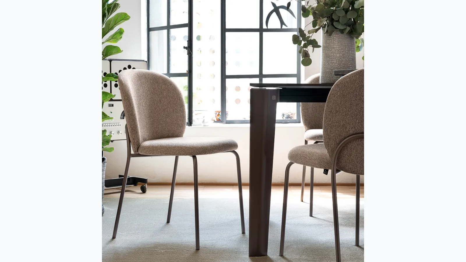 Cozy Mid chair by Connubia.