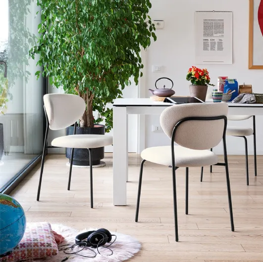 Cozy chair in padded fabric by Connubia.