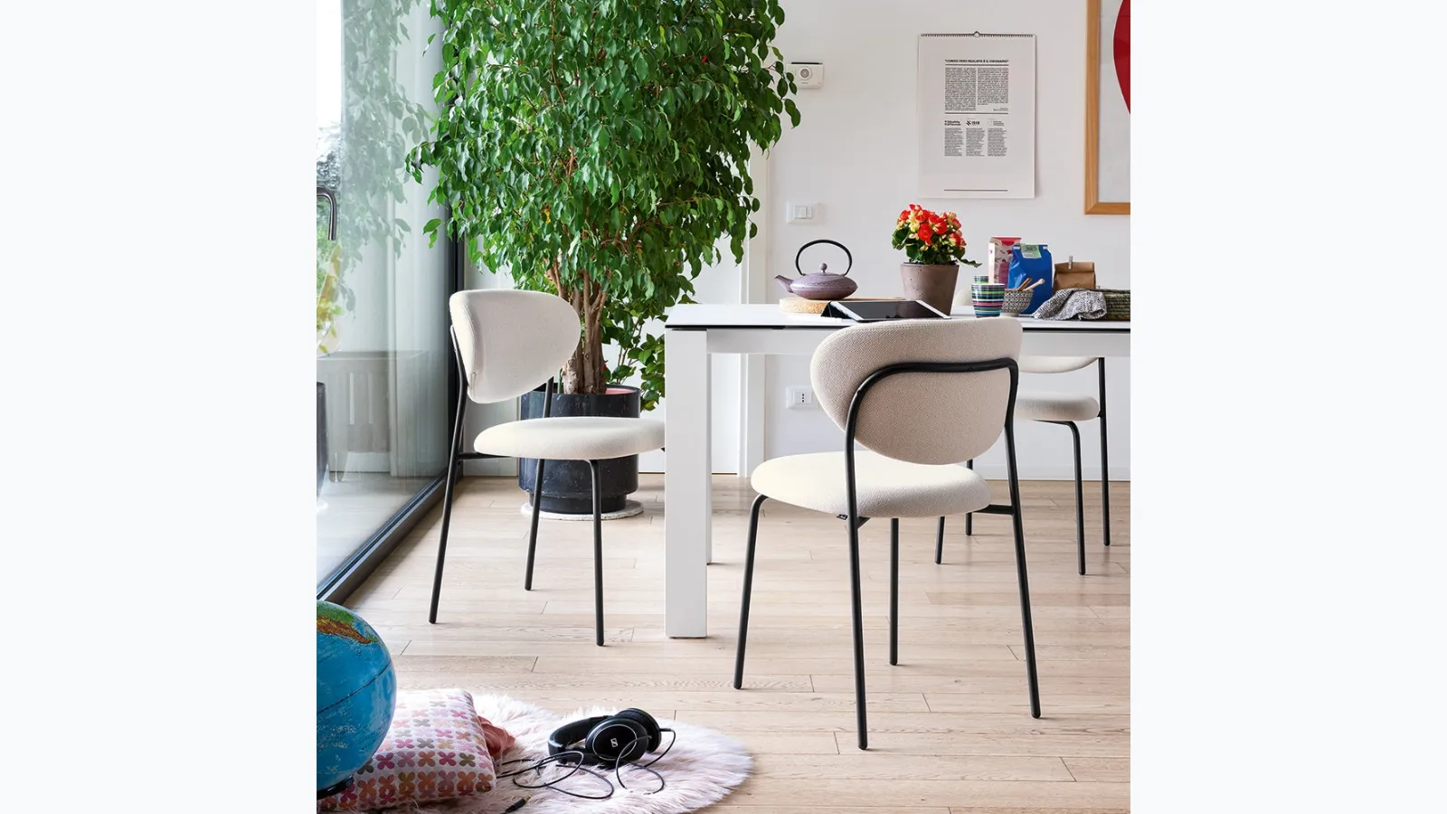 Cozy chair in padded fabric by Connubia.