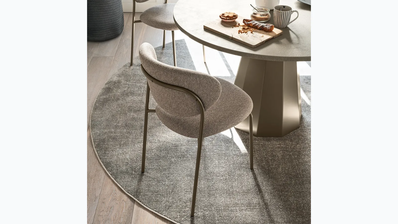 Cozy chair in padded fabric by Connubia