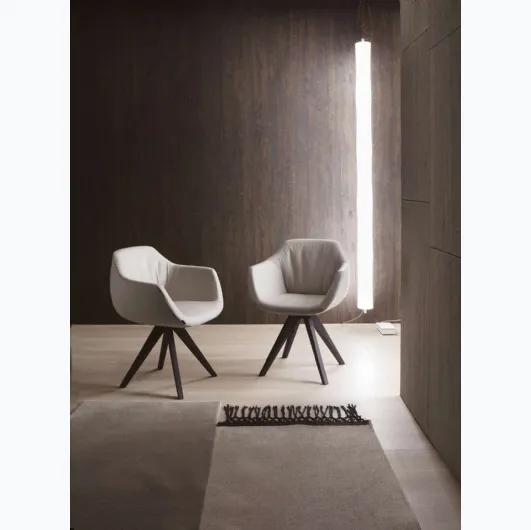 Modern armchair with leather upholstery and wooden base Delia by Ozzio.