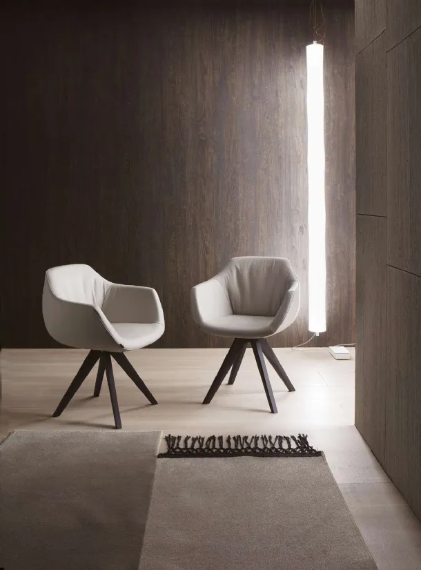 Modern armchair with leather upholstery and wooden base Delia by Ozzio.