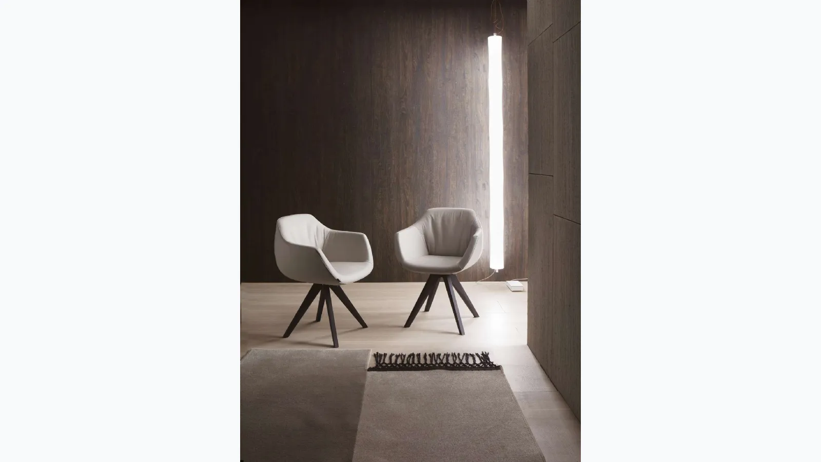Modern armchair with leather upholstery and wooden base Delia by Ozzio.