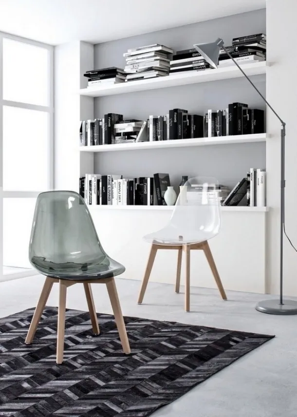 Easy chair in polycarbonate with beech legs by Bizzotto.