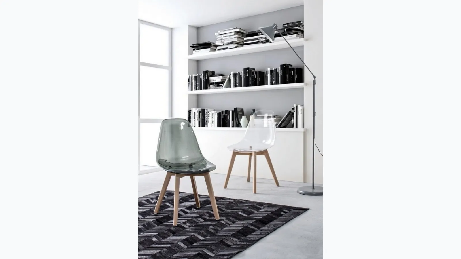 Easy chair in polycarbonate with beech legs by Bizzotto.