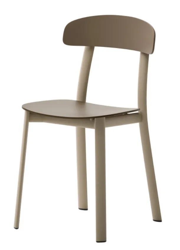 Emma chair in polypropylene with metal structure by Veneta Cucine.