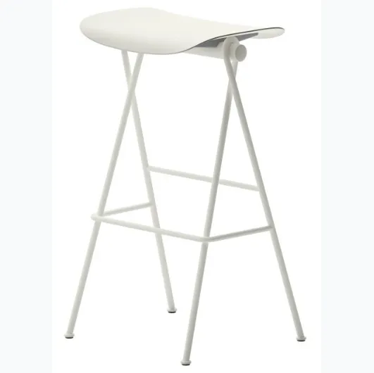 Flip stool with polypropylene seat and metal structure by Veneta Cucine.