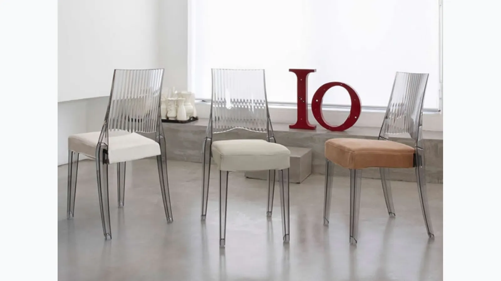 Stackable chair in polycarbonate Glenda by Scab Design.