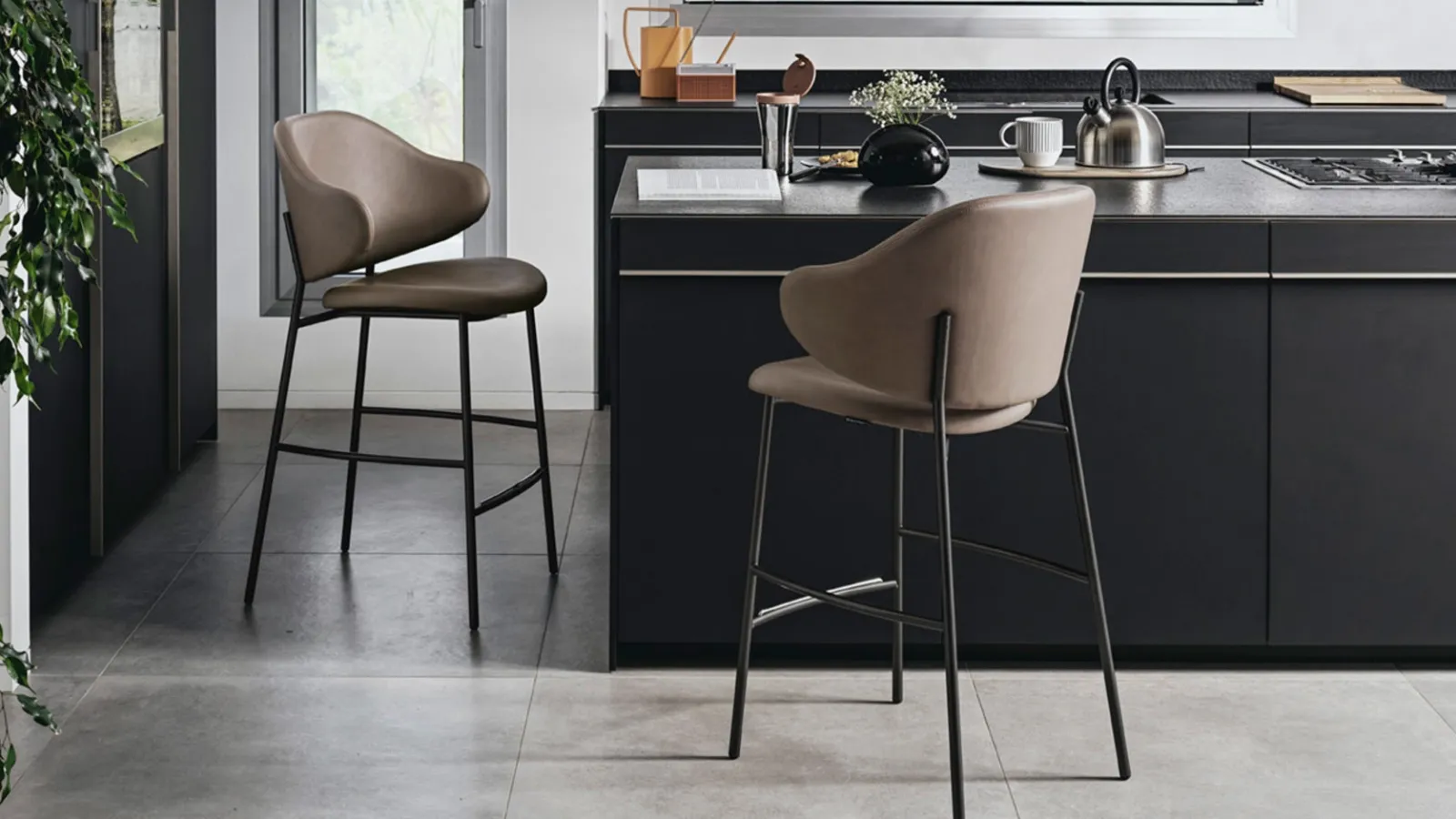 Holly leather stool by Calligaris.