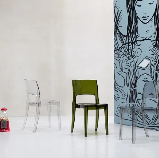 Stackable chair Isy Antishock in polycarbonate by Scab Design.