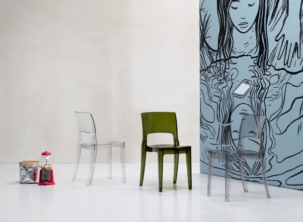 Stackable chair Isy Antishock in polycarbonate by Scab Design.