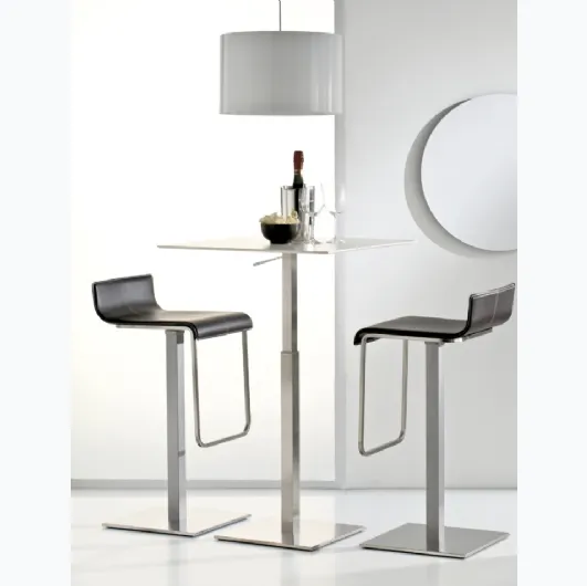 Kuadra stool in Pedrali leather.