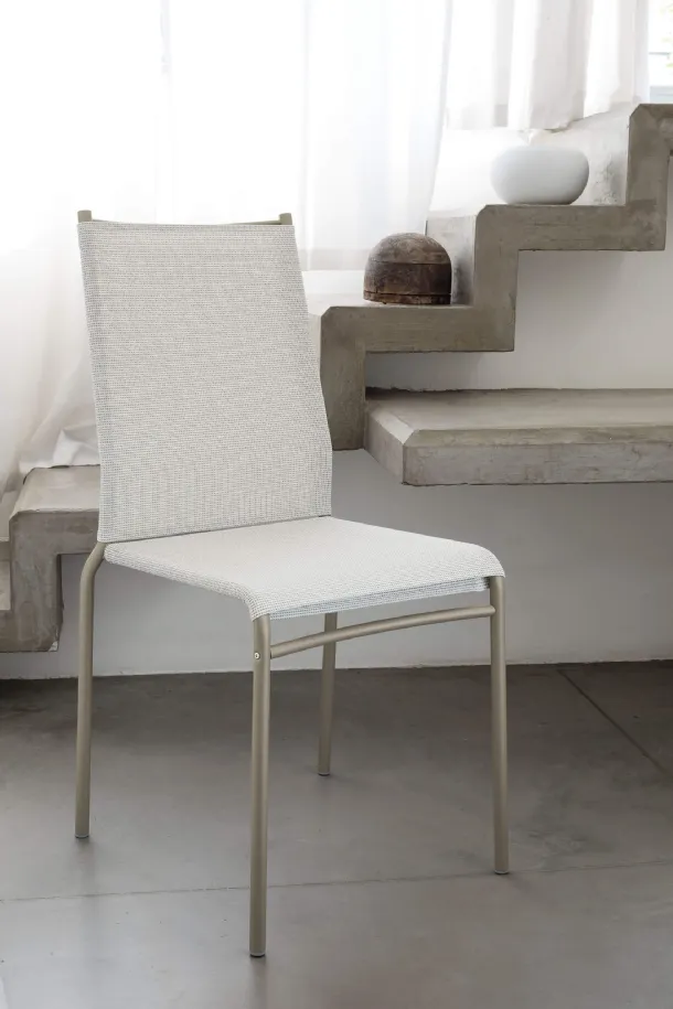 Stackable chair Liù with Texplast covering and lacquered steel structure by Ingenia