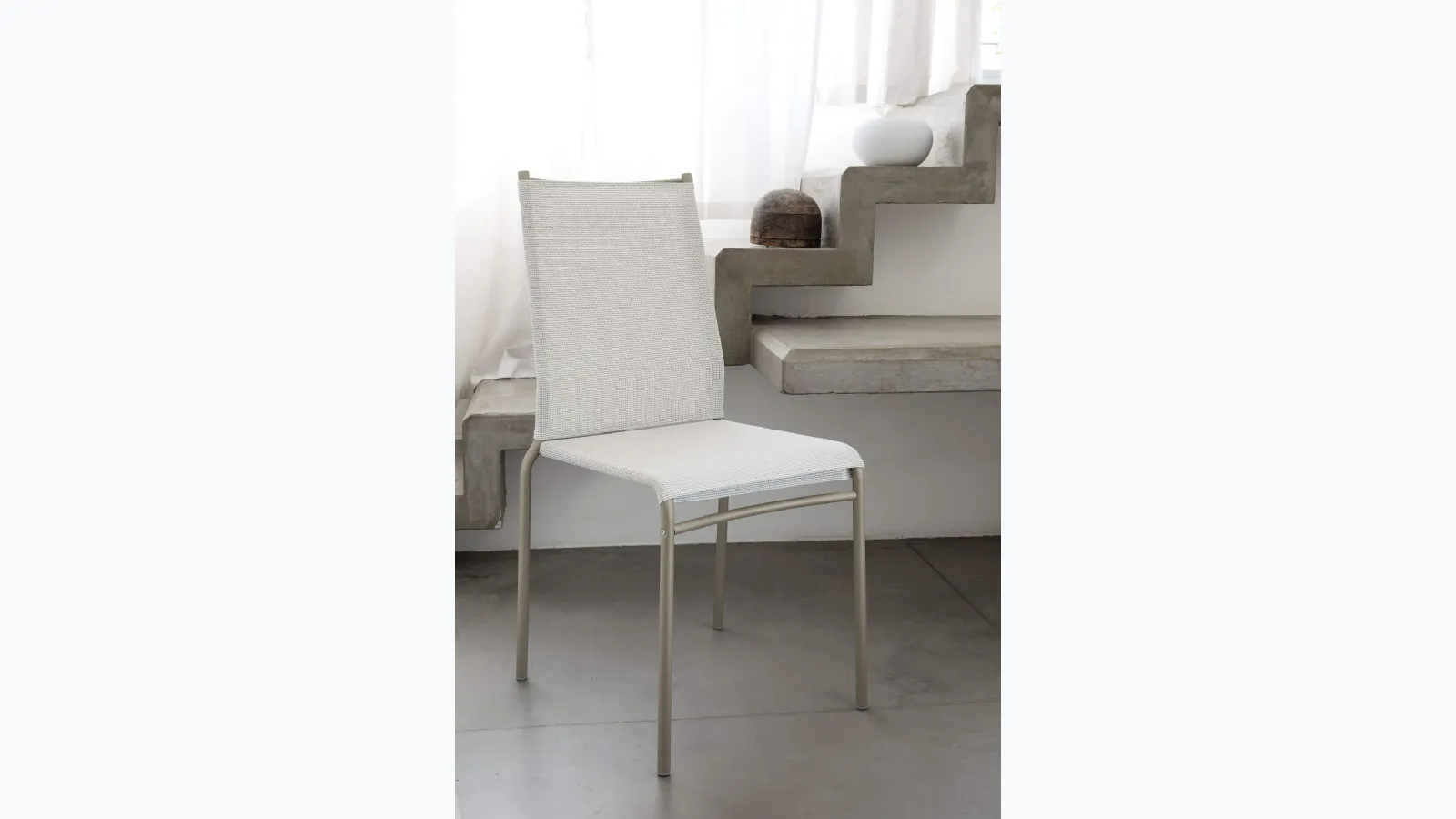 Stackable chair Liù with Texplast covering and lacquered steel structure by Ingenia