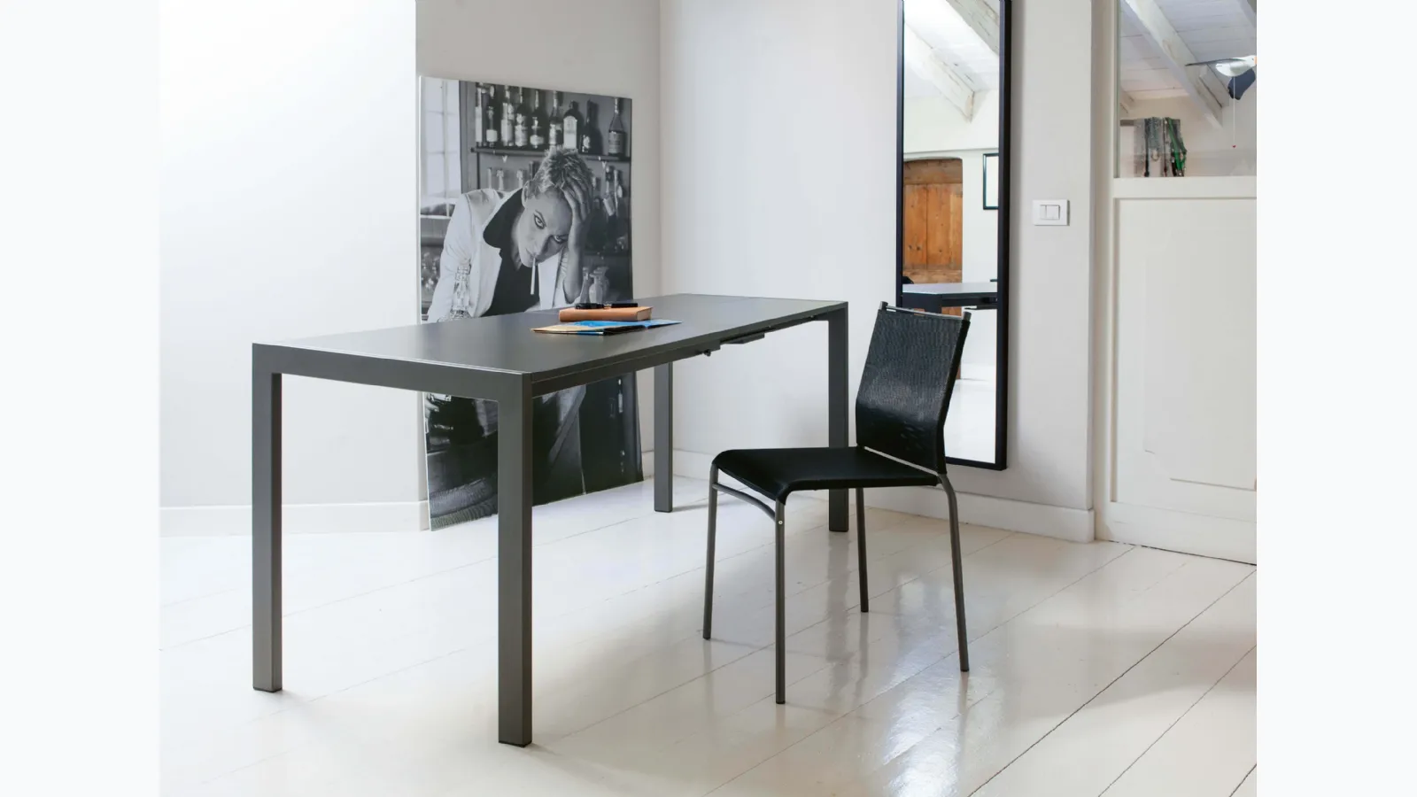 Stackable chair Liù with Texplast covering and lacquered steel structure by Ingenia.