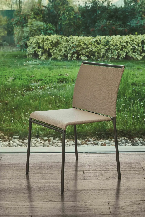 Outdoor chair Lola Outdoor in texplast with steel structure by Ingenia.
