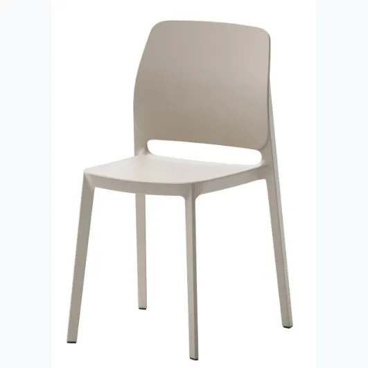 London stackable chair in polypropylene by Veneta Cucine.