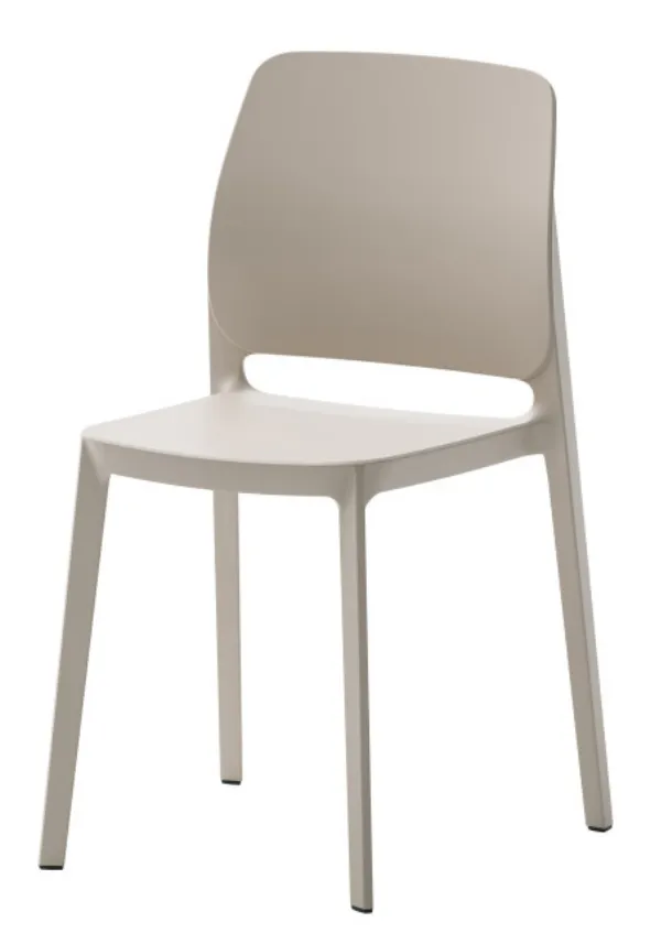 London stackable chair in polypropylene by Veneta Cucine.