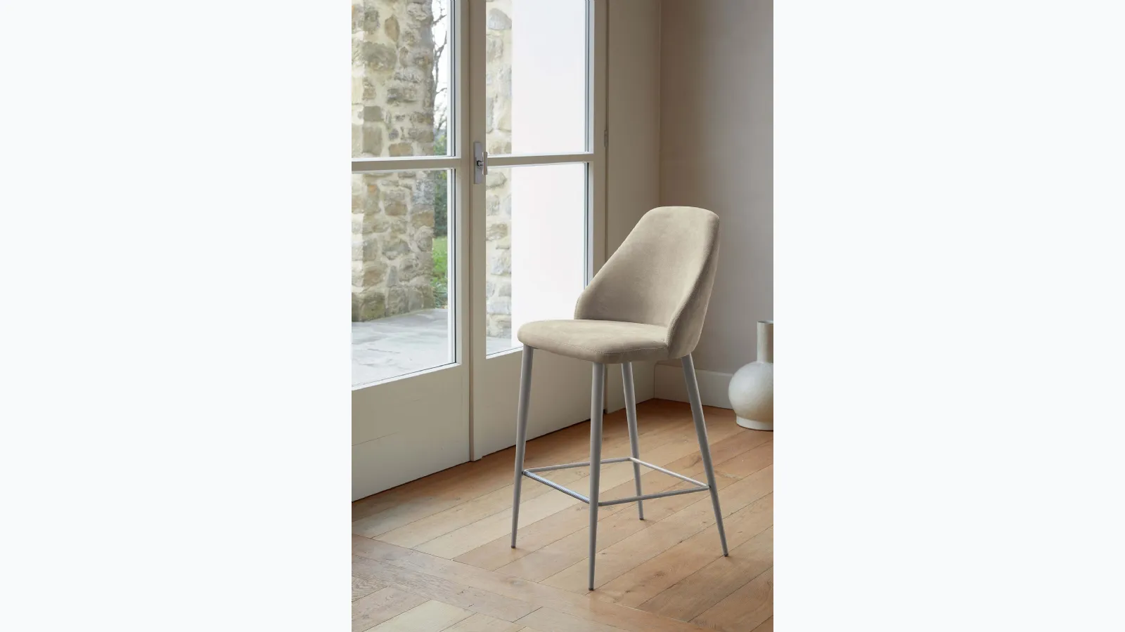 Matilda stool in econabuk with steel structure by Ingenia.