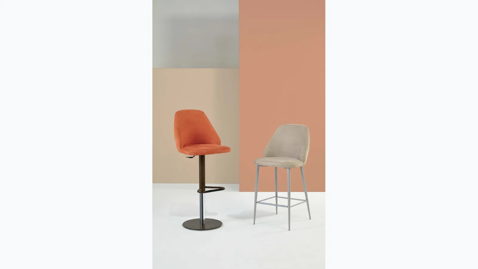 Stool Matilda in econabuk with steel structure by Ingenia.