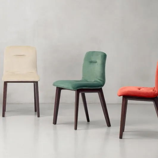 Alice Pop Natural Chair with solid beech wood structure in wengé finish and padded seat upholstered in velvet by Scab Design.