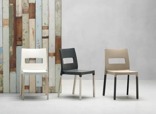 Natural Maxi Diva chair with technopolymer seat and beech legs by Scab Design.