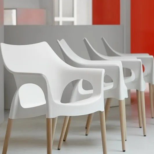 Stackable chair Natural Ola in polypropylene with beech legs by Scab Design.