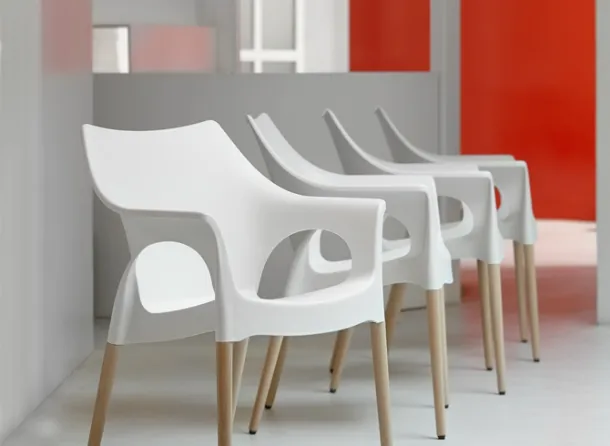 Stackable chair Natural Ola in polypropylene with beech legs by Scab Design.