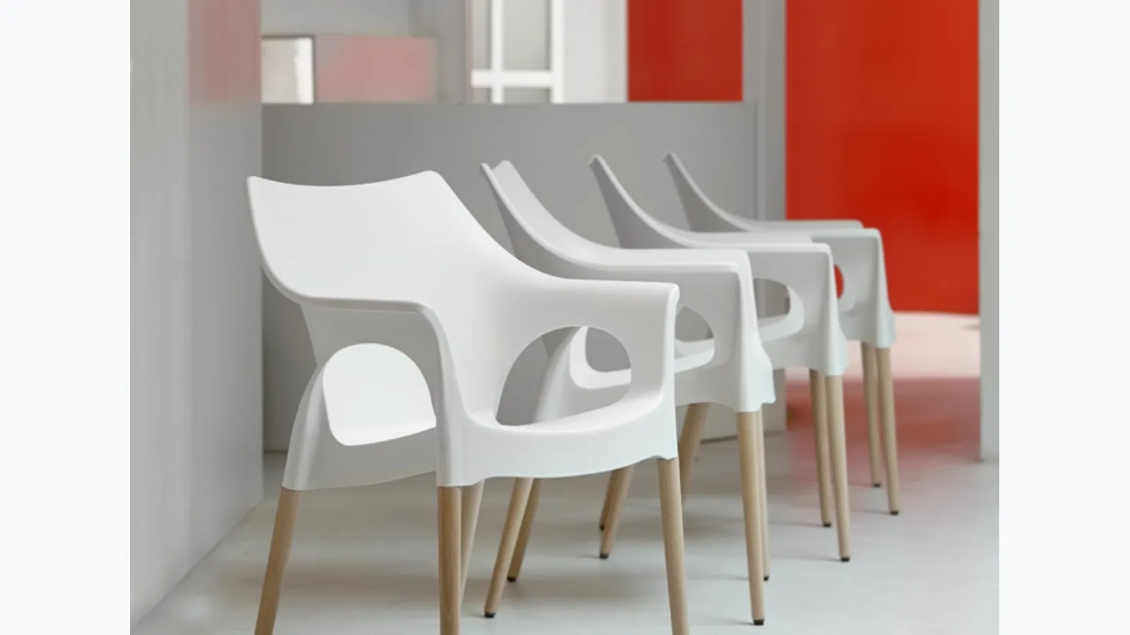 Stackable chair Natural Ola in polypropylene with beech legs by Scab Design.