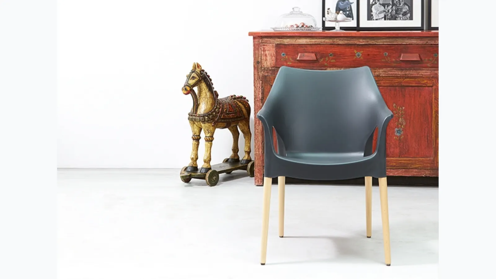 Stackable chair Natural Ola in polypropylene with beech legs by Scab Design.
