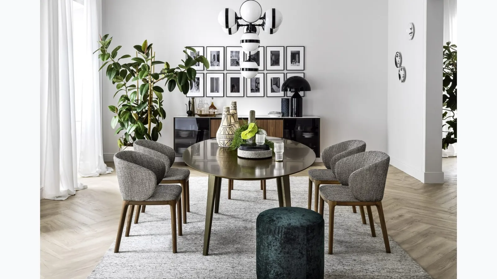 Navy chair with wraparound backrest and padded fabric seat by Novamobili.