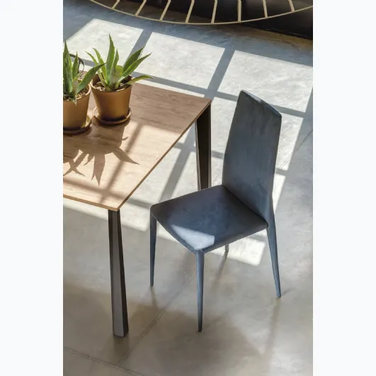 Nubia chair covered in eco-leather by Ingenia.