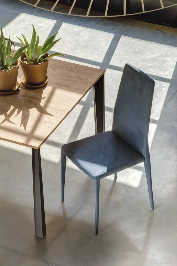 Nubia chair covered in eco-leather by Ingenia.