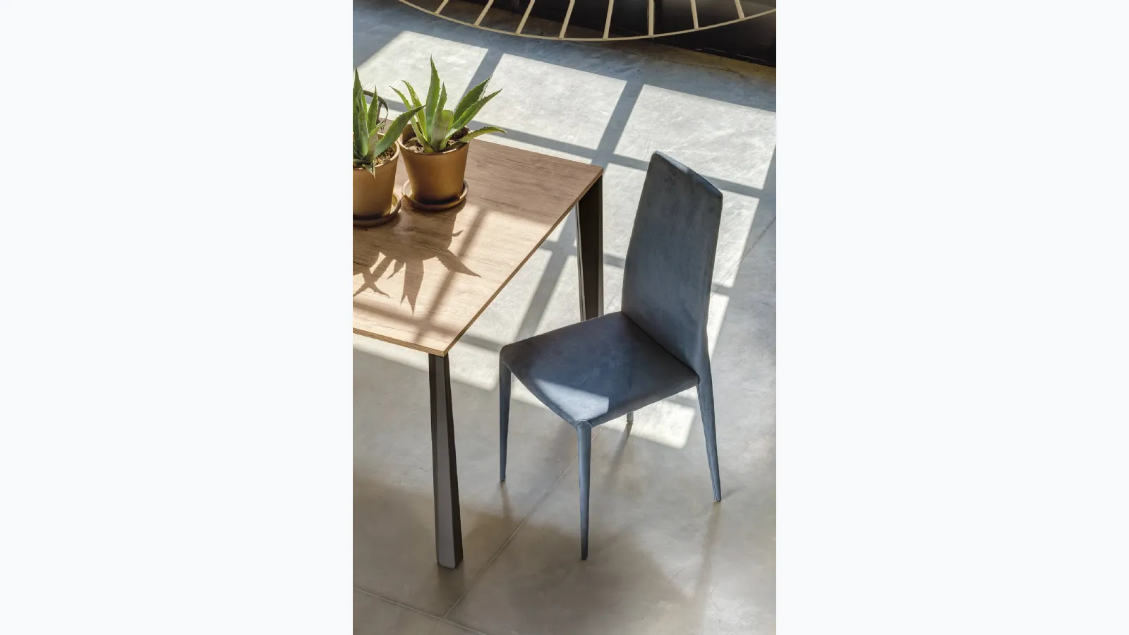 Nubia chair covered in eco-leather by Ingenia.