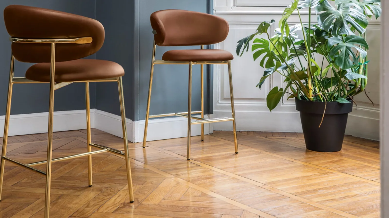 Oleandro leather stool by Calligaris.