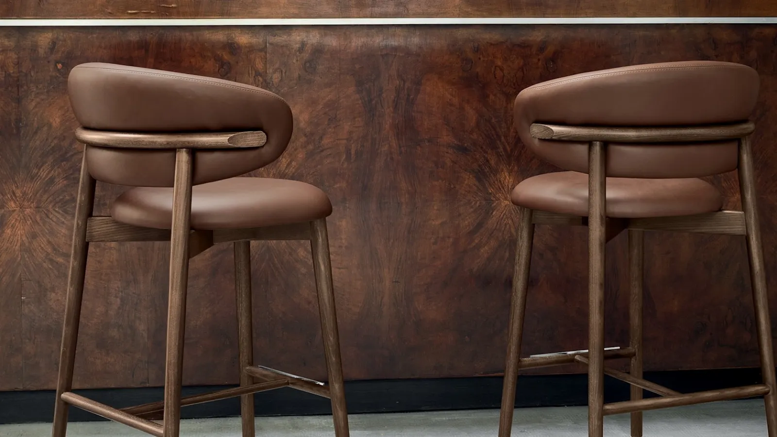 Oleandro leather bar stool by Calligaris