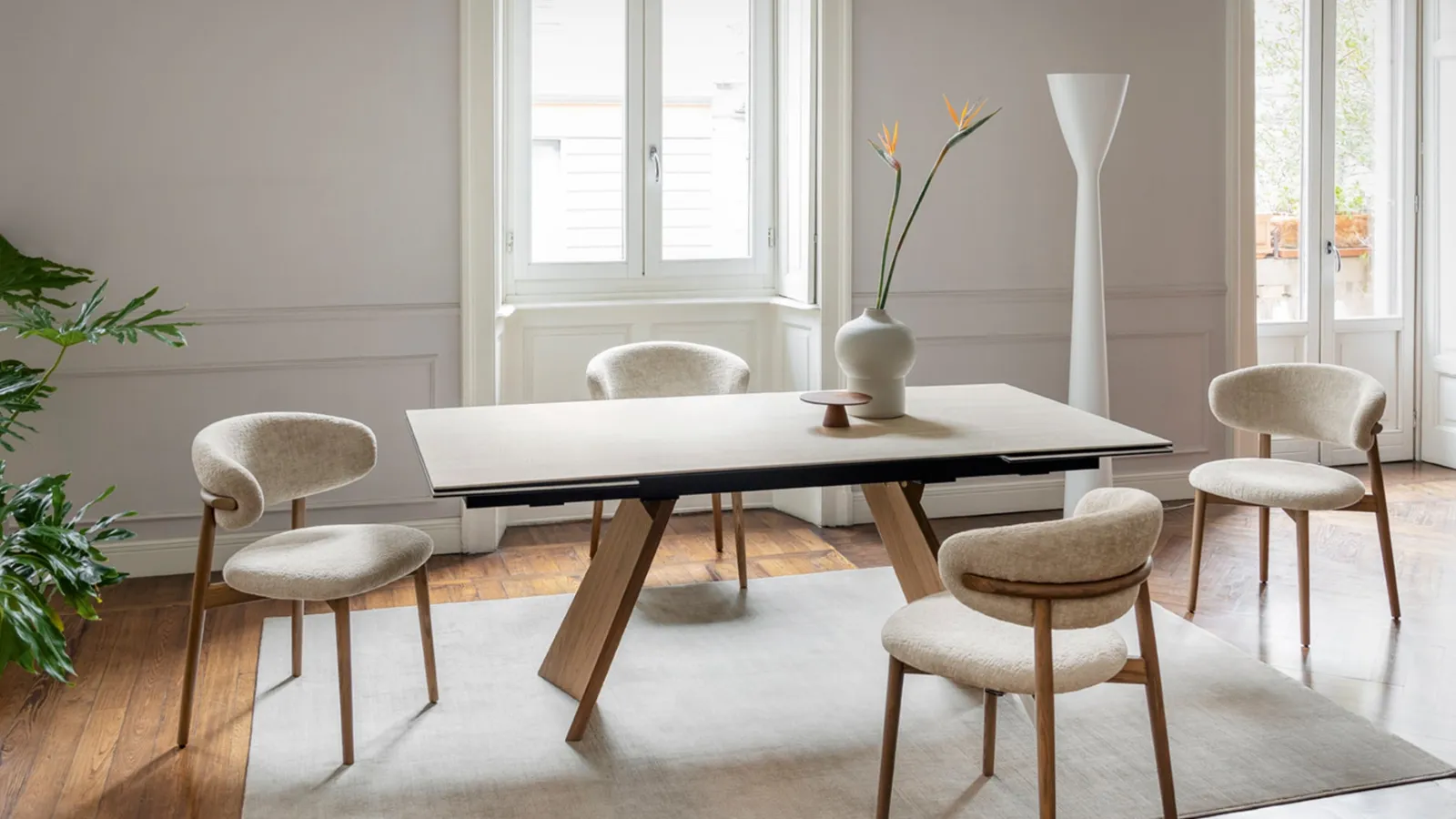 Fabric chair with wooden legs Oleandro by Calligaris.