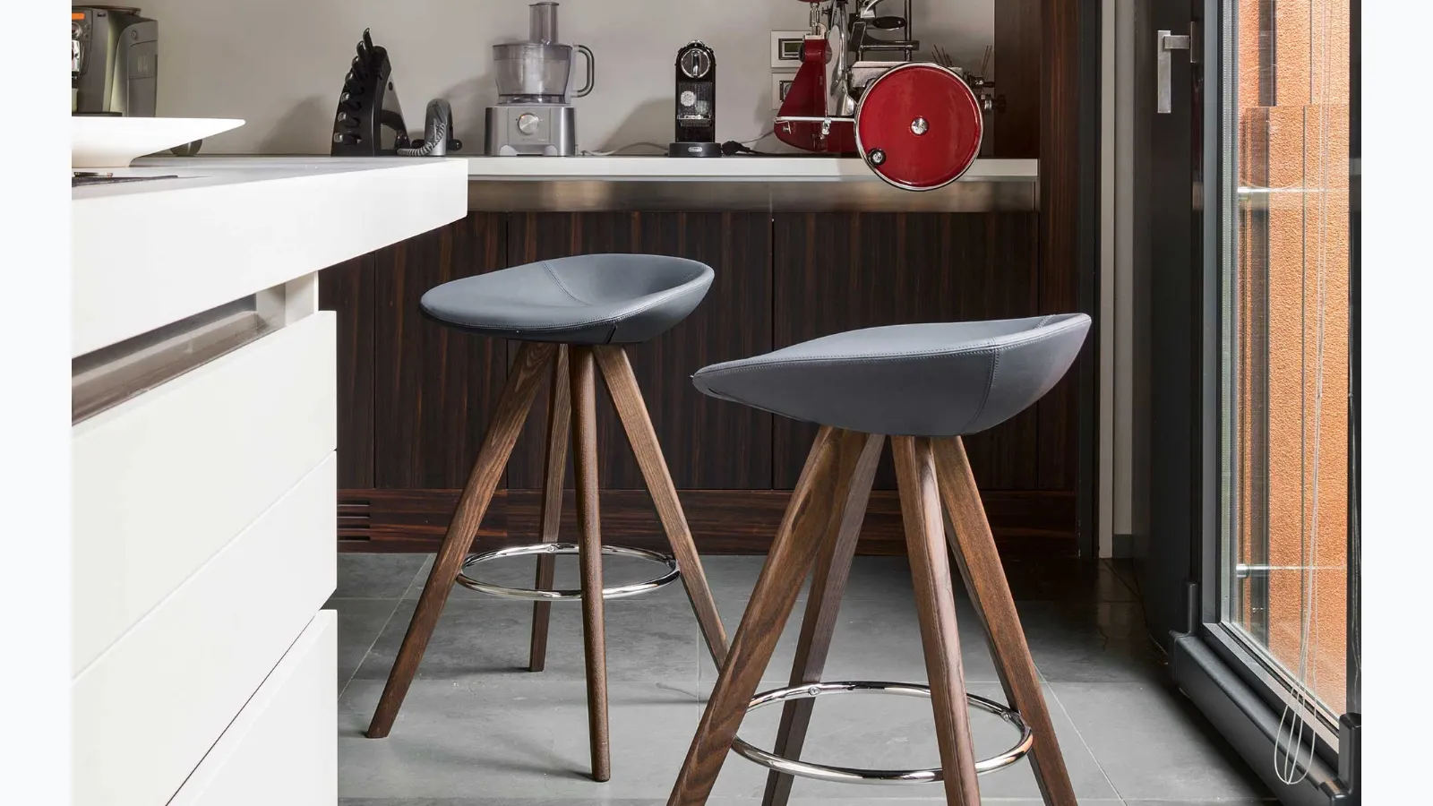 Palm stool in faux leather fabric by Calligaris