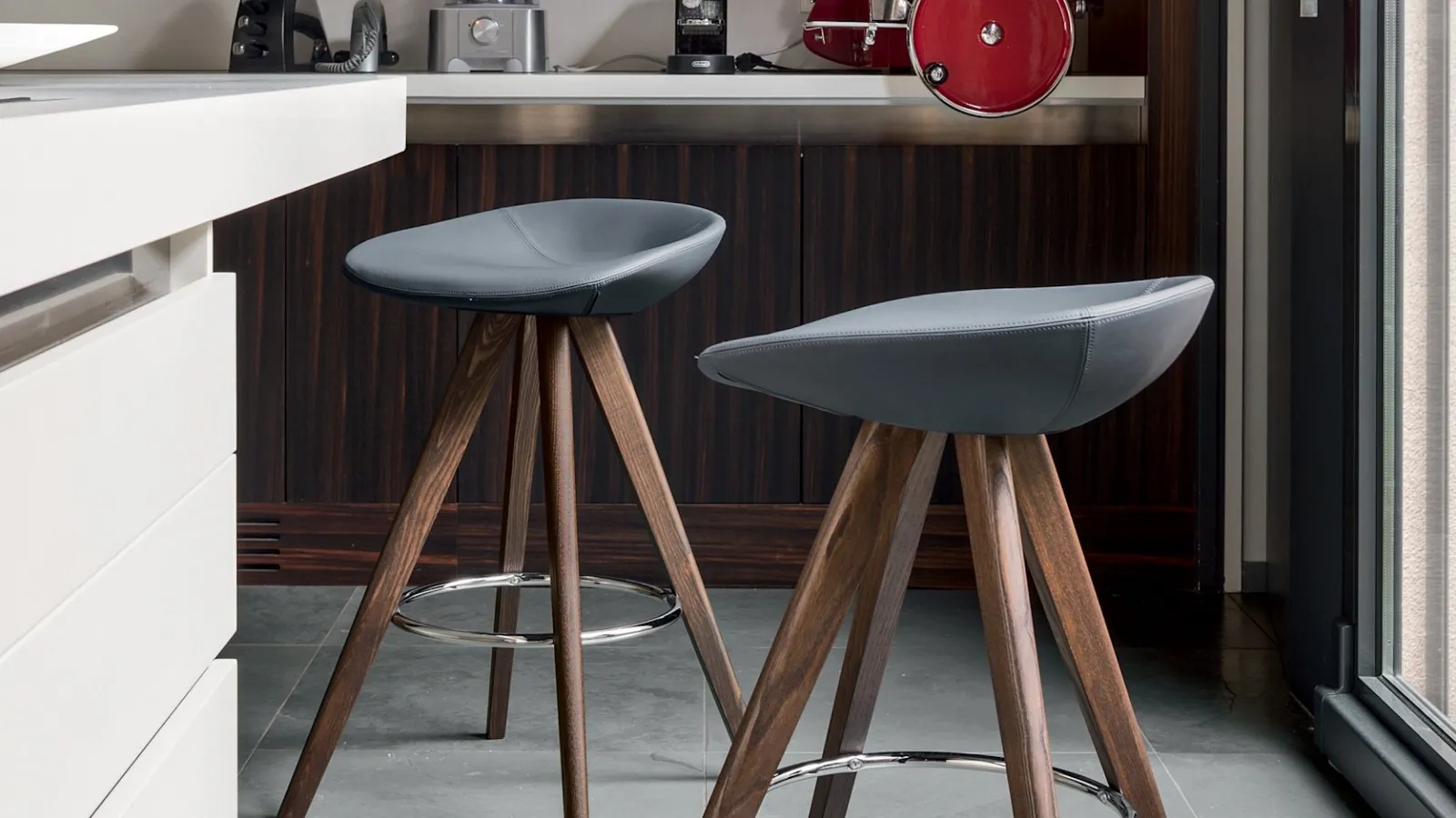 Leather Palm stool by Calligaris