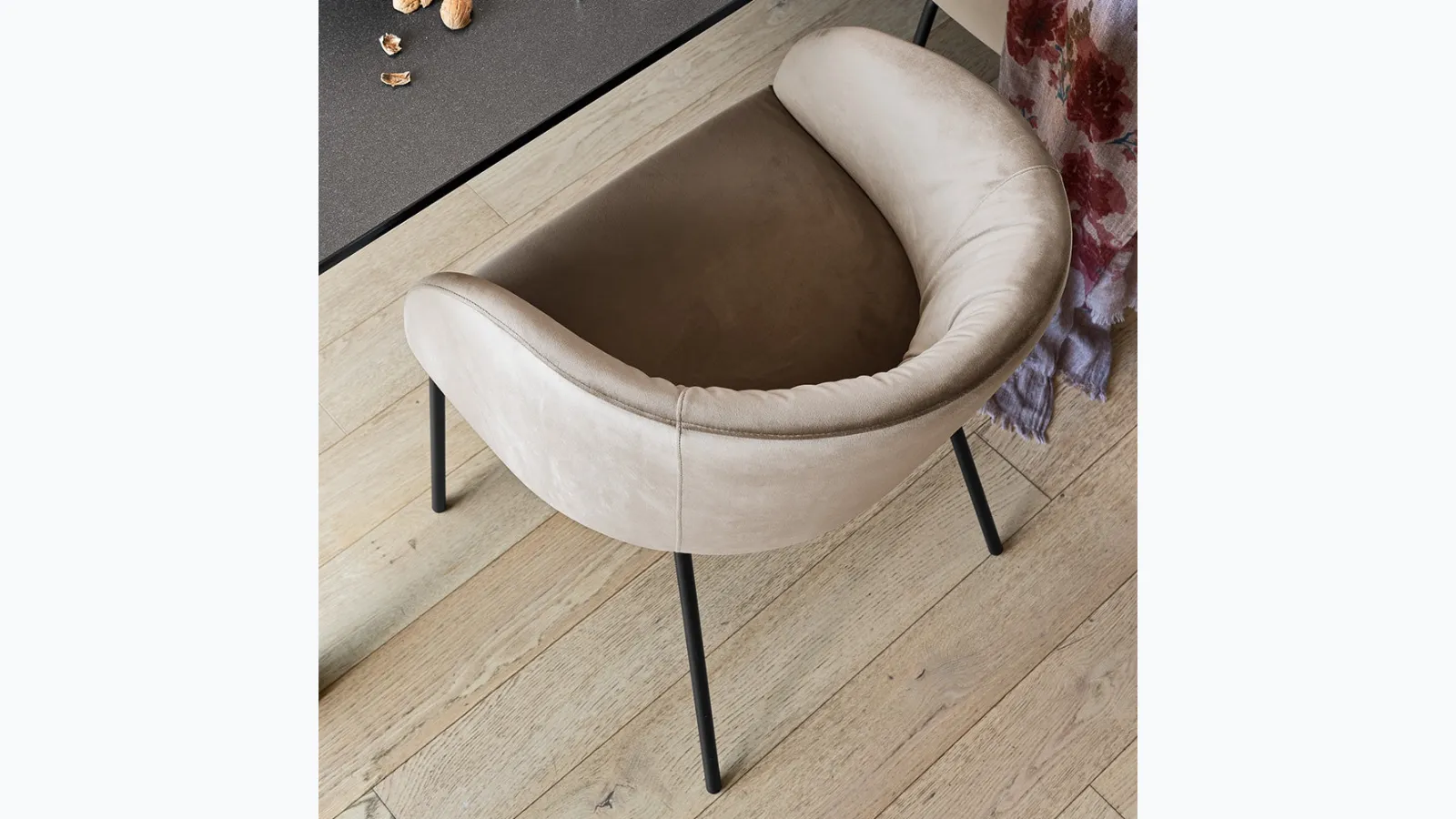 Padded fabric chair with metal legs Rosie Soft by Connubia.