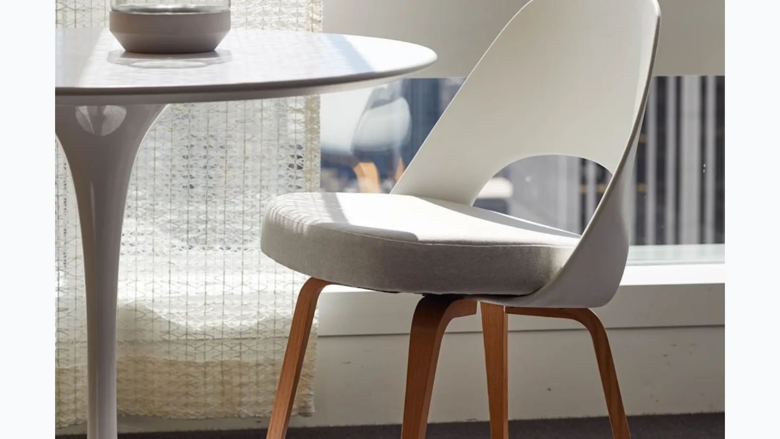 Saarinen Executive Chair Plastic by Knoll
