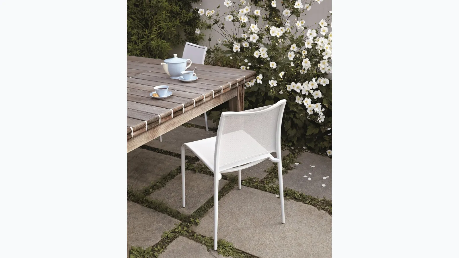 Stackable and lightweight Sand Light chair in polyester mesh and aluminum by Desalto.