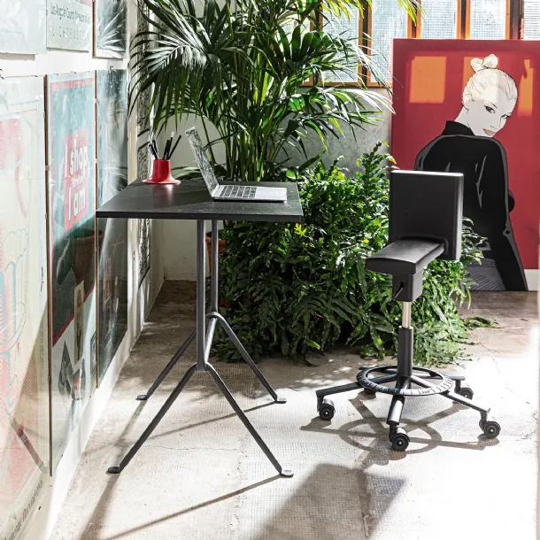 Swivel stool, height adjustable, in black polyurethane with a steel structure 360Gradi by Magis.