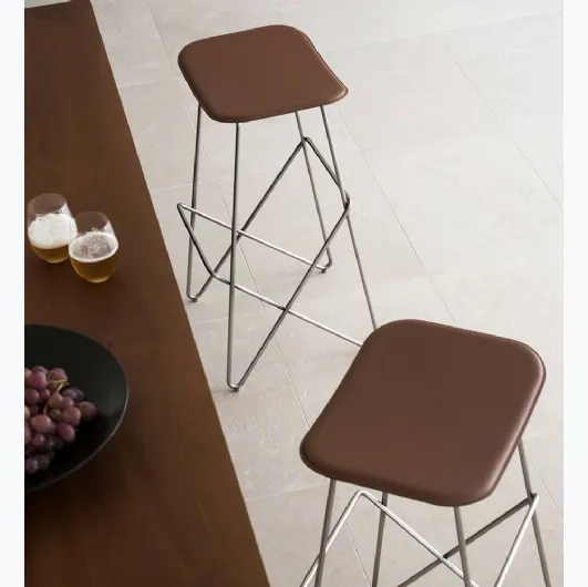 Endless leather and metal stool by Desalto.