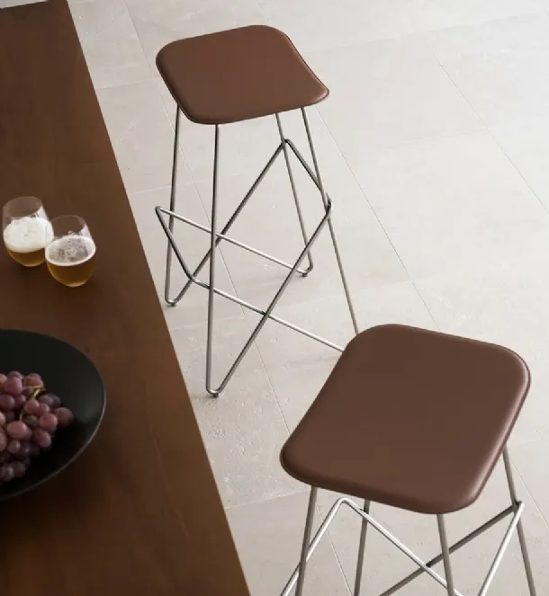 Endless leather and metal stool by Desalto.
