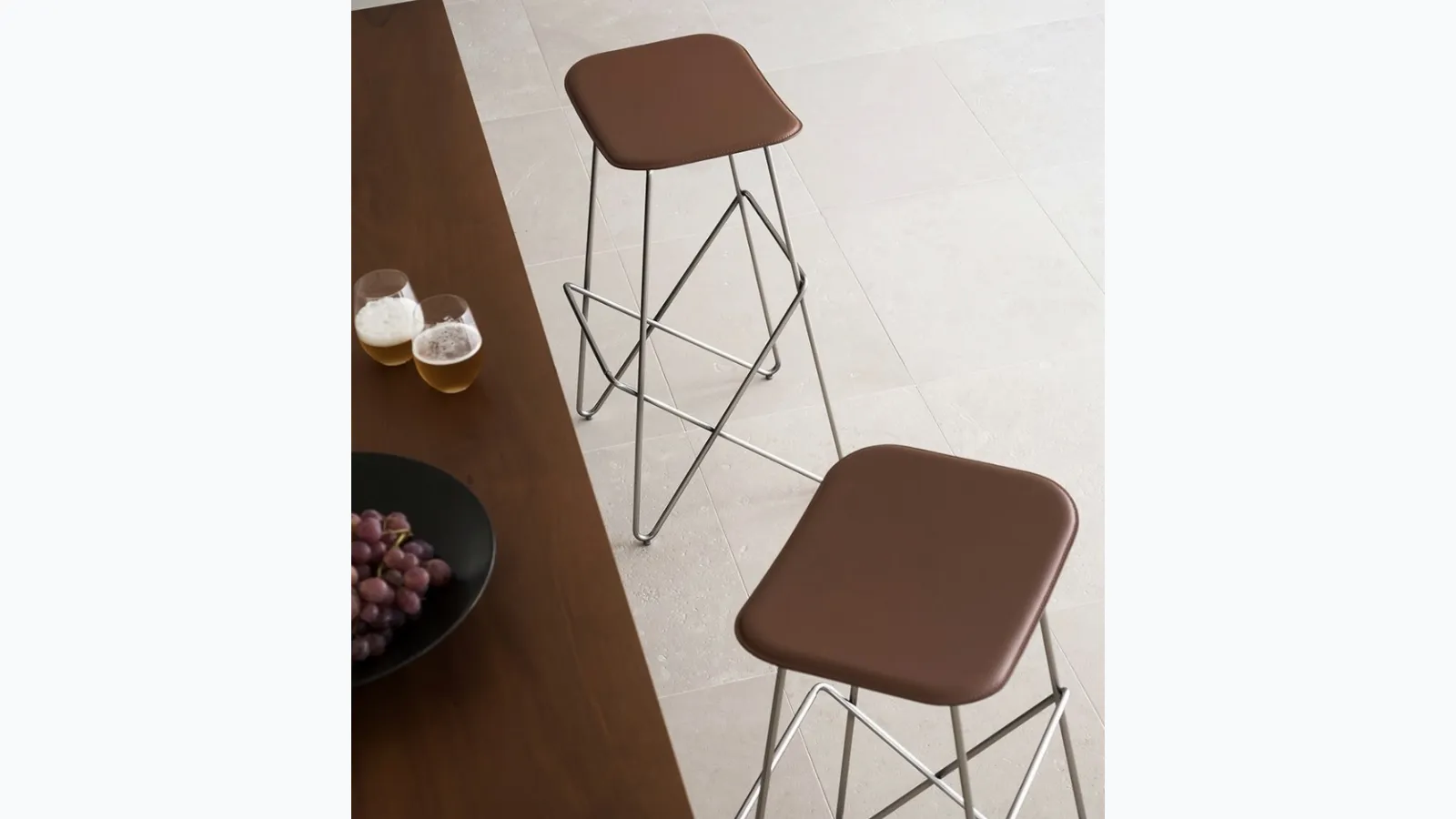 Endless leather and metal stool by Desalto.