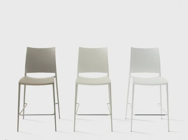 Sand stool in polypropylene by Desalto