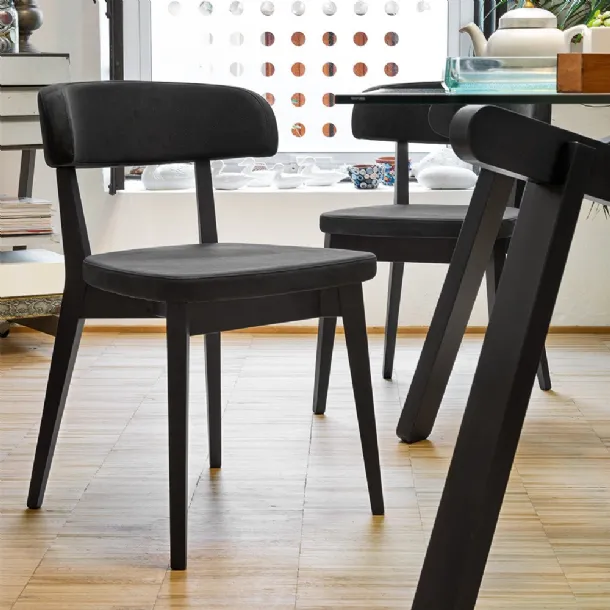 Siren chair in padded fabric by Connubia.