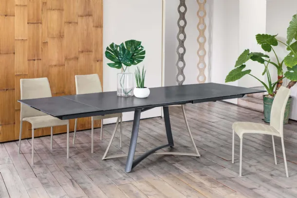 Sissi chair in eco-leather with lacquered steel structure by Ingenia.