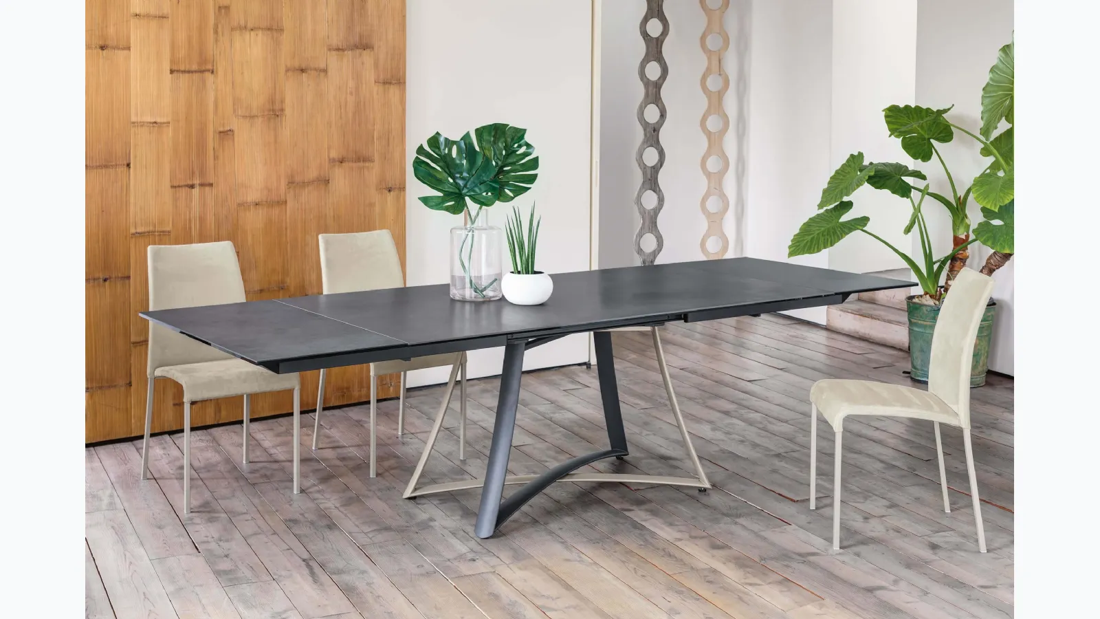 Sissi chair in eco-leather with lacquered steel structure by Ingenia.